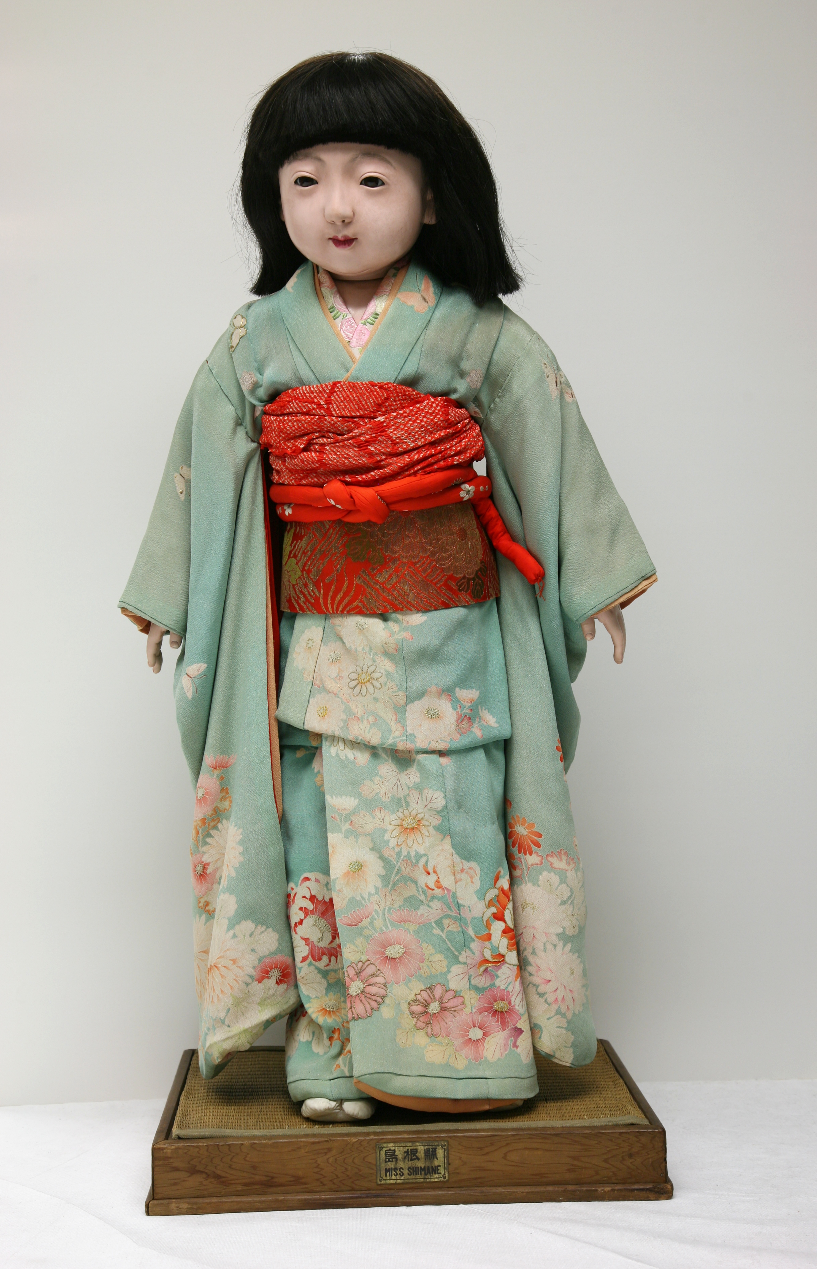 日本答礼人偶岛根小姐，身穿和服，陈列于印第安纳波利斯儿童博物馆
