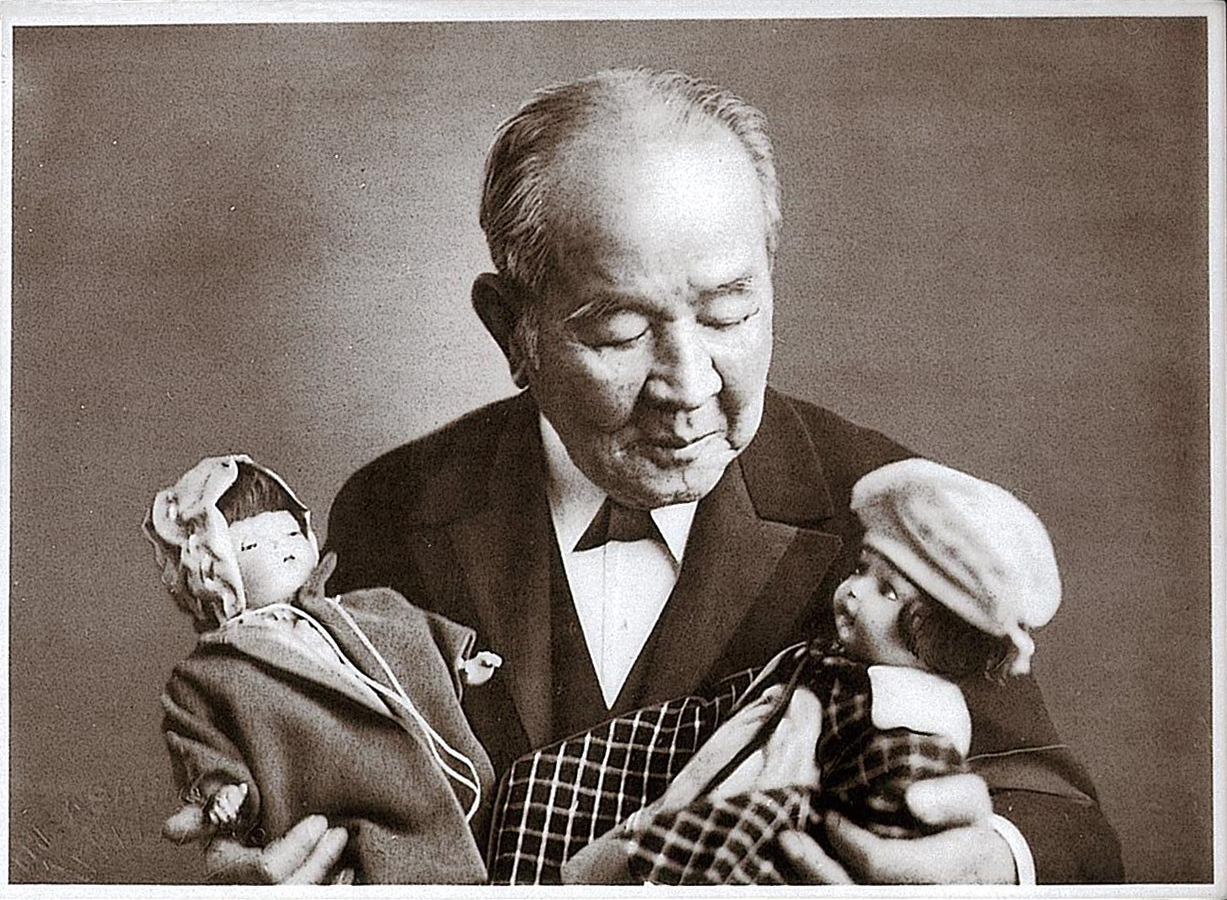 1927 年涩泽荣一手持两尊美国赠日亲善人偶